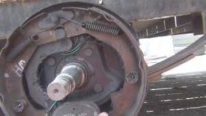 how do brakes work on a trailer