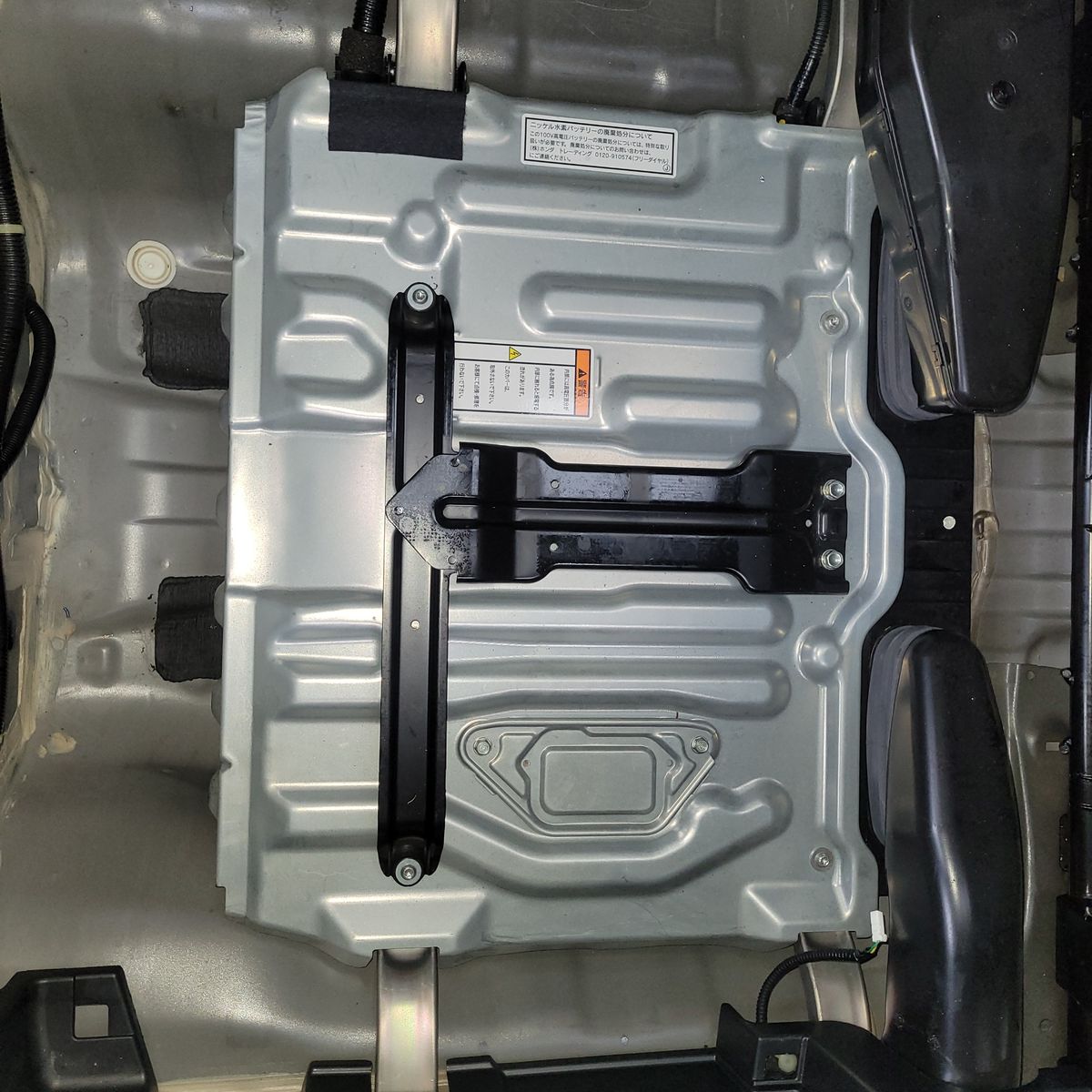 Hybrid Car Battery Pack Installation Rectangular hybrid battery pack mounted in rear vehicle compartment