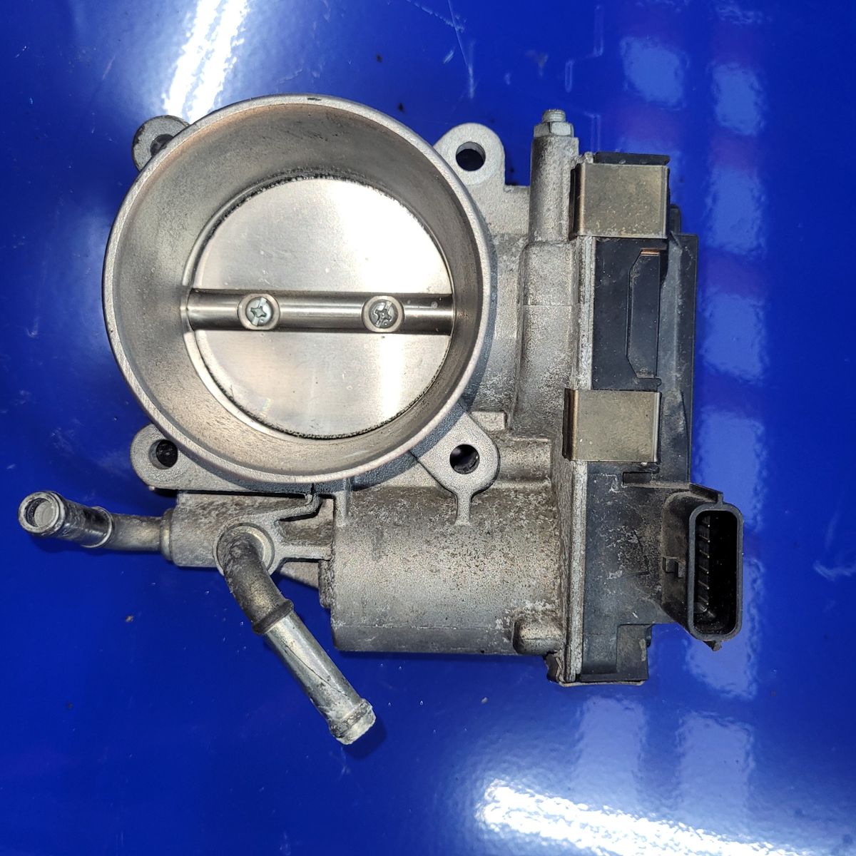 Clean metal throttle body unit with electronic connector and vacuum ports